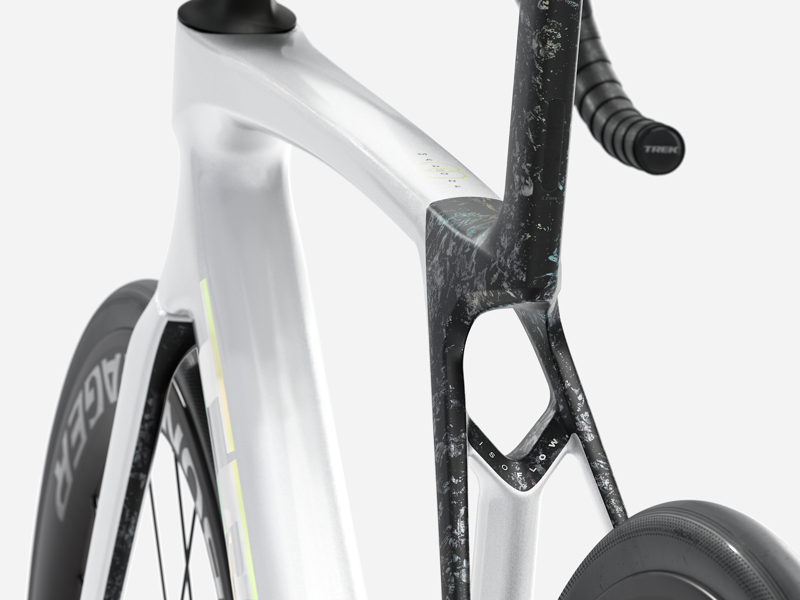 Trek Madone SL 6 AXS Gen 8 Road Bike in Gloss Crystal White/Matte Deep Smoke-4